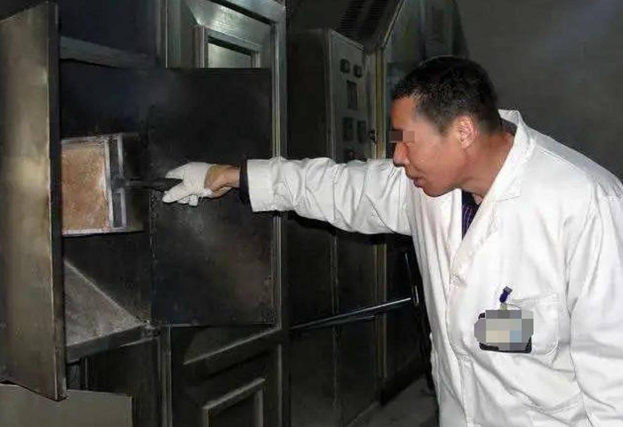 火葬场怎么烧人的用油还是用电