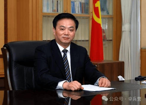 人大委员会副主任委员什么级别是全职吗
